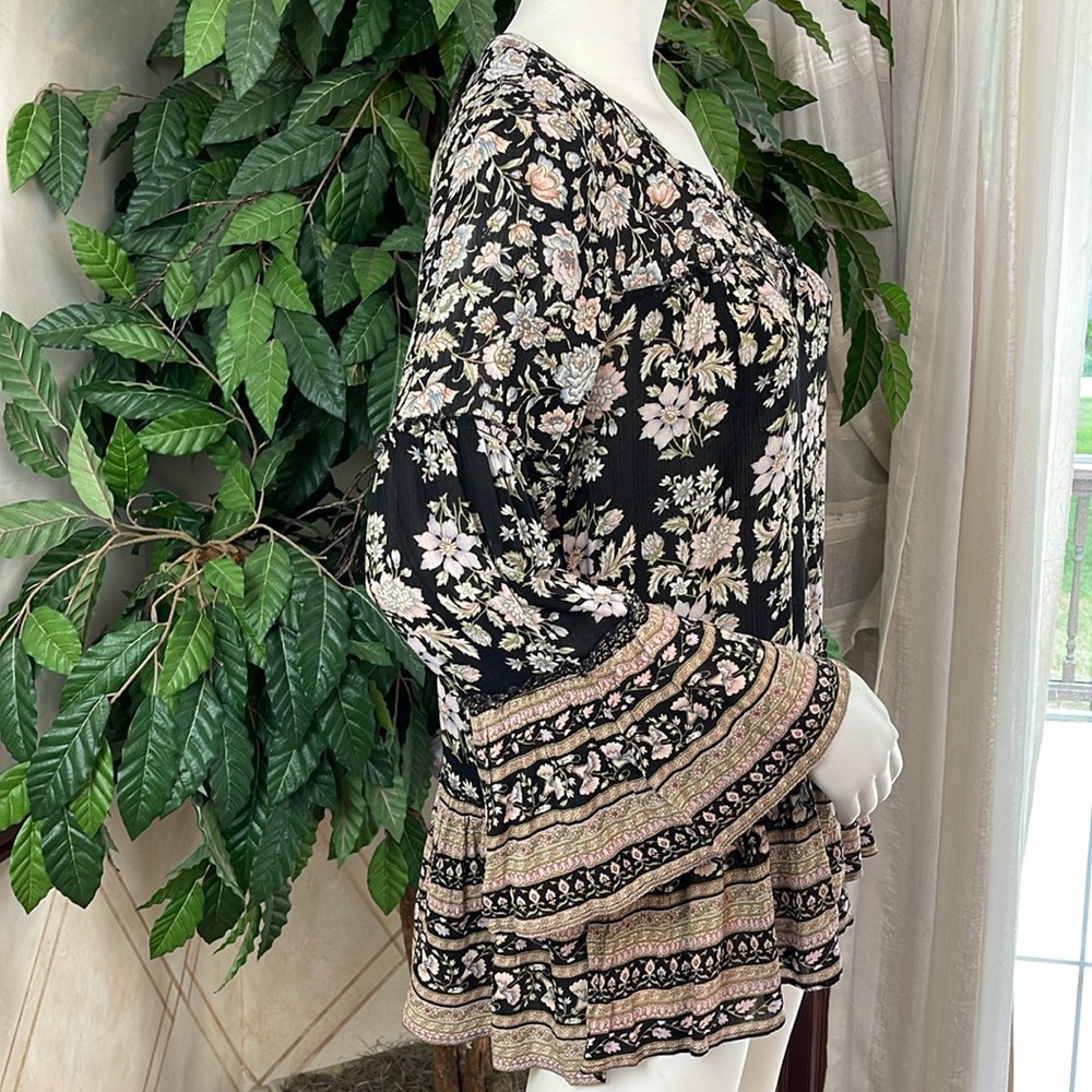 AMERICAN EAGLE RUFFLE HEM FLORAL TOP - Picture 5 of 10